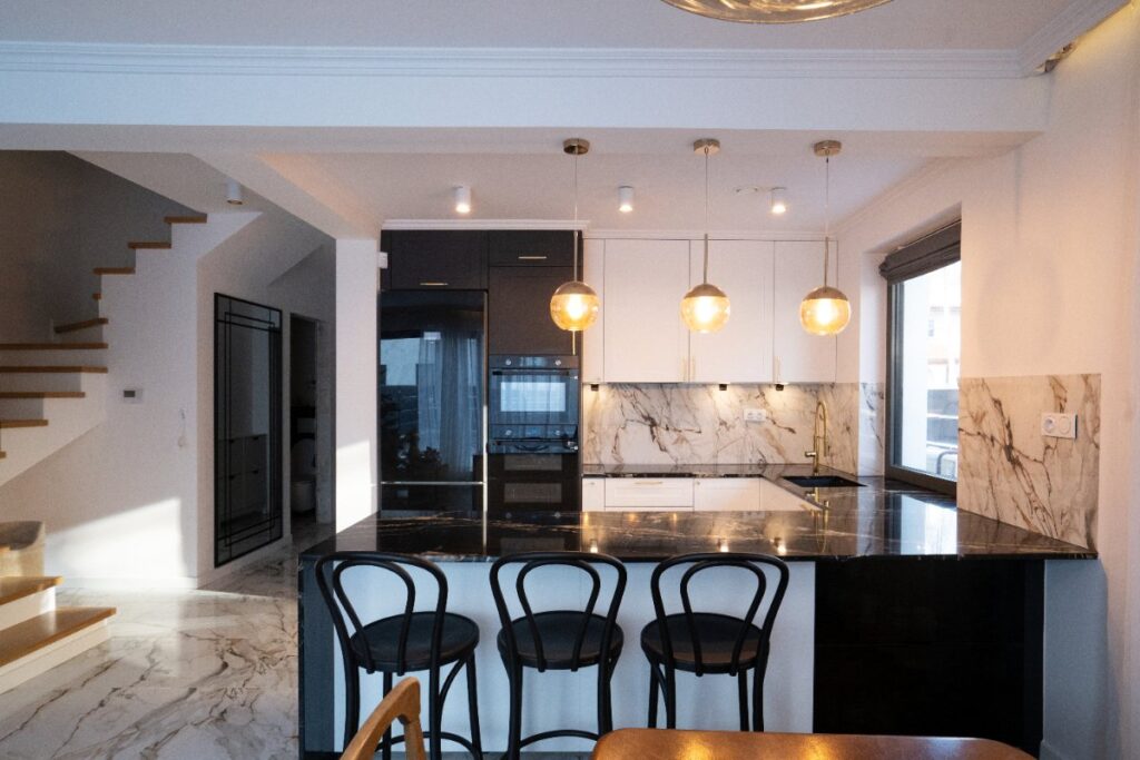 Intérieur d'une cuisine moderne avec des comptoirs et des lumières