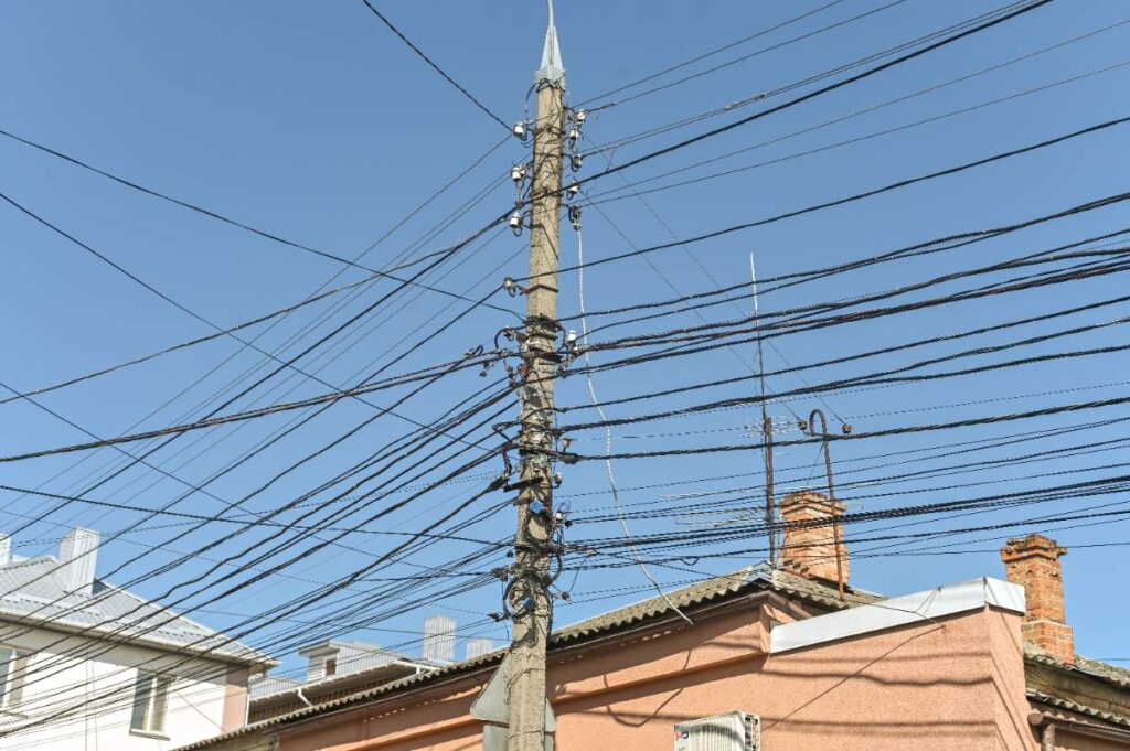 Des lignes élétriques passées au dessus d'une maison