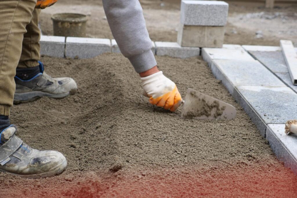Un ouvrier qui travaille sur un chantier