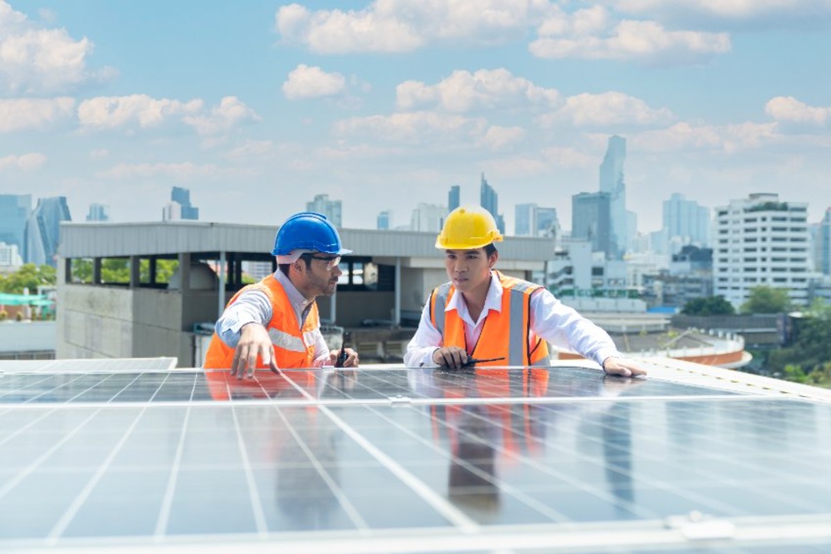 Ouvriers réalisent l'entretien de panneaux solaires