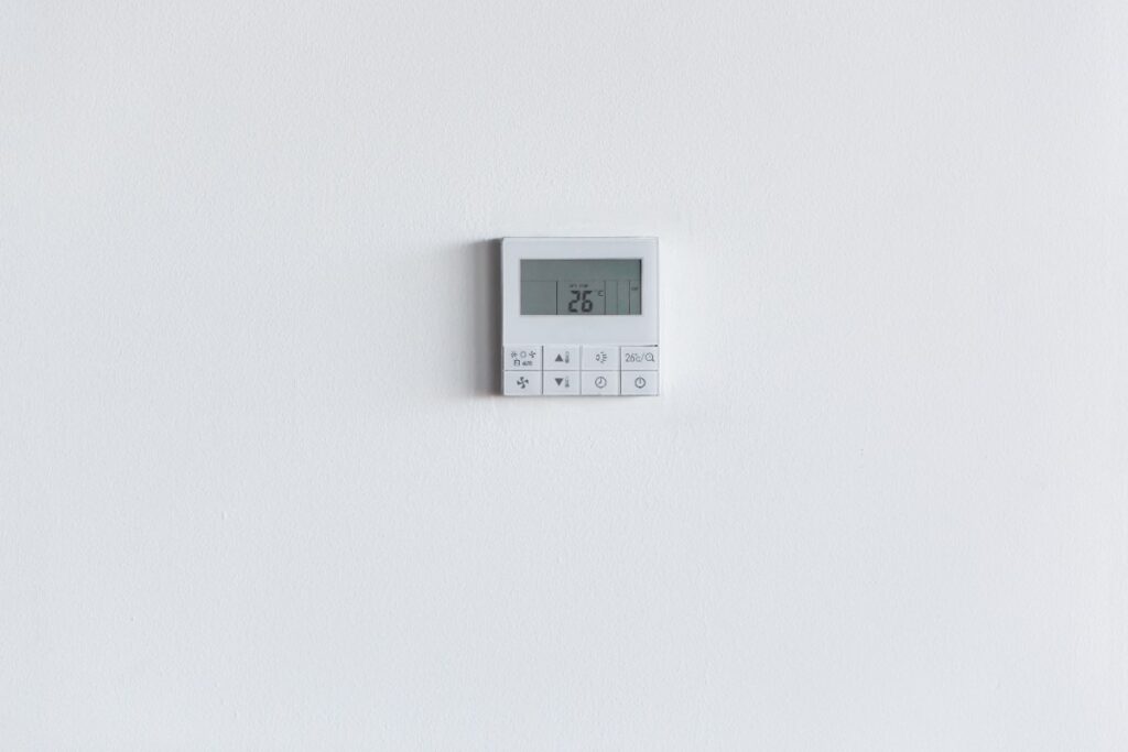 Un panneau de commande de la climatisation