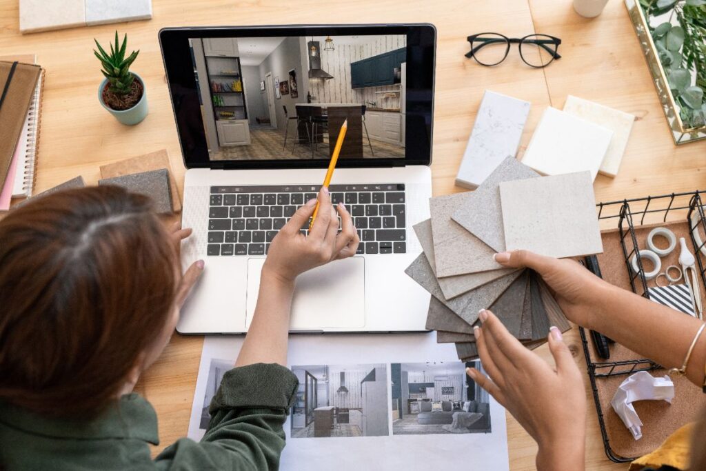 Une personne qui discute avec un architecte pour la rénovation à l'intérieur de sa maison