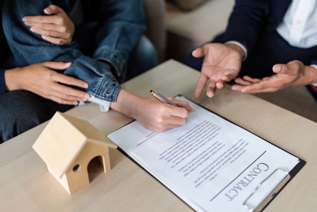 Une personne qui signe un contrat sur la table