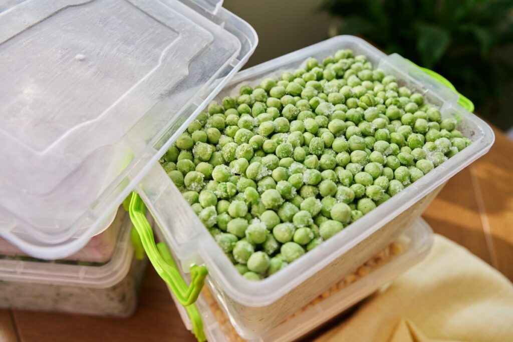 Des petits pois mis dans une barquette