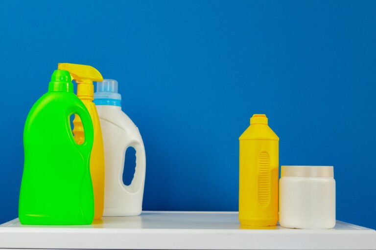Des produits nettoyants ménagers