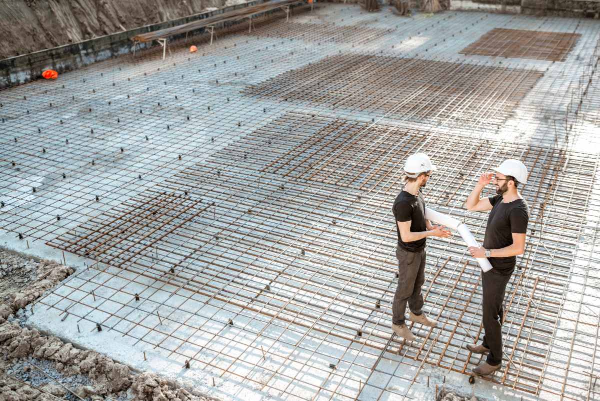 Des professionnels inspectant le chantier