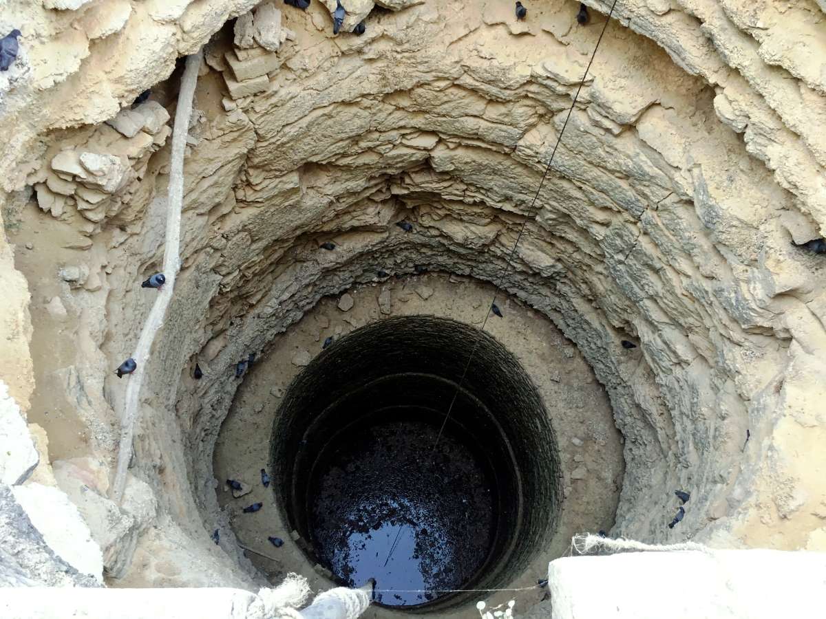 Un puits profond avec de l'eau
