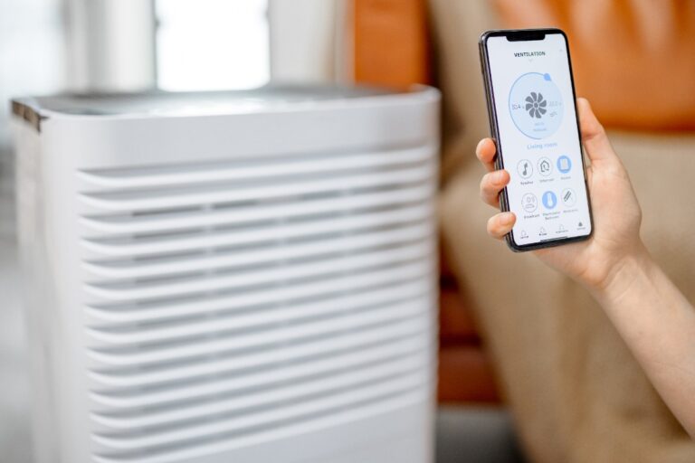 Un purificateur d'air contôlé par une application sur le téléphone