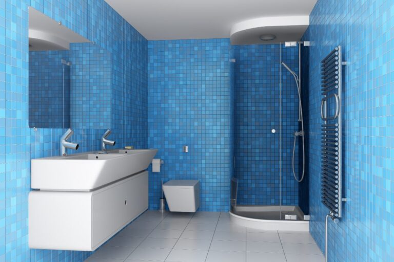 Une salle de bain avec du carrelage bleu