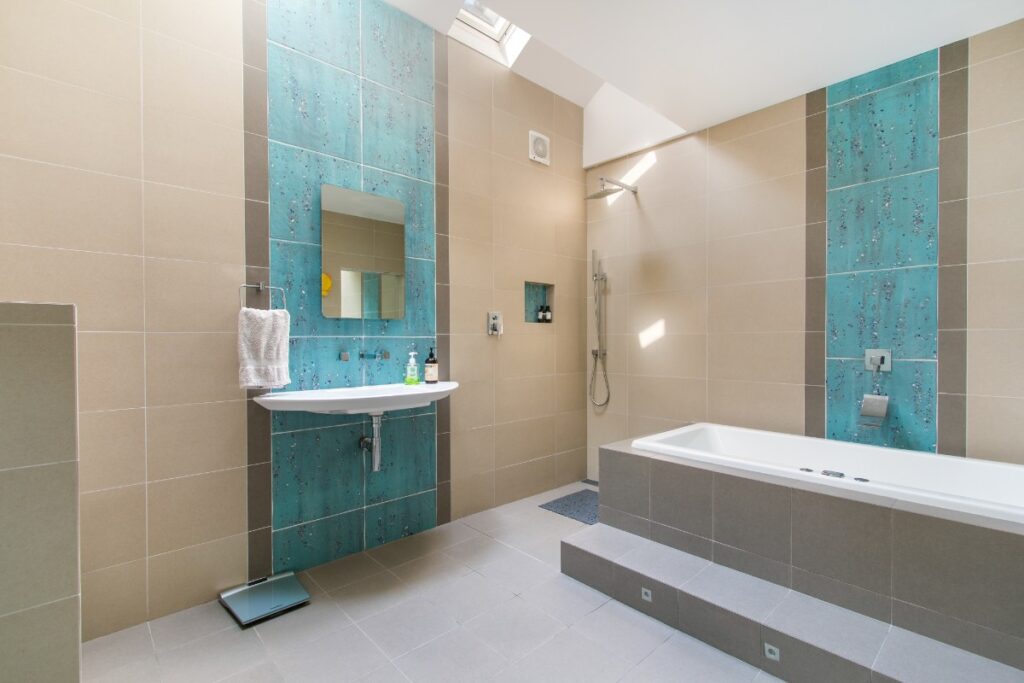 Salle de bain moderne avec baignoire propre