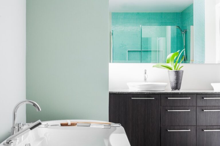 Salle de bain avec du placo bleu