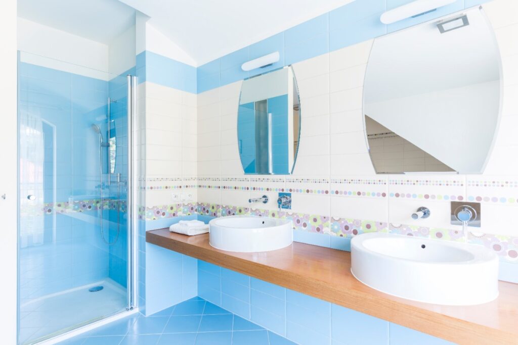 Une salle de bain propre avec du carrelage bleu