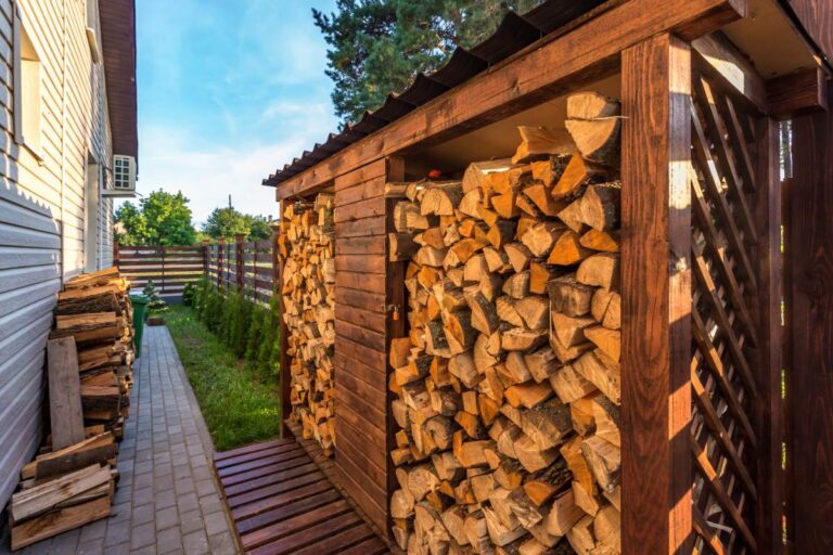 Stockage de bois de chauffage devant une maison