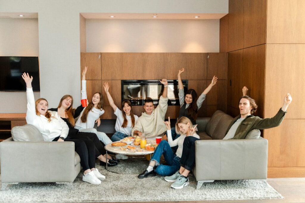Des amis heureux assisent ensemble dans un salon