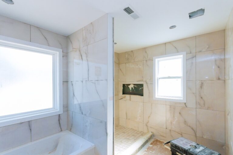 Un baignoire installé sous la fenêtre de douche
