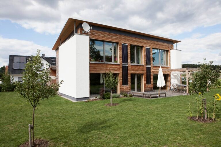 Une belle maison construite avec du bardage en bois