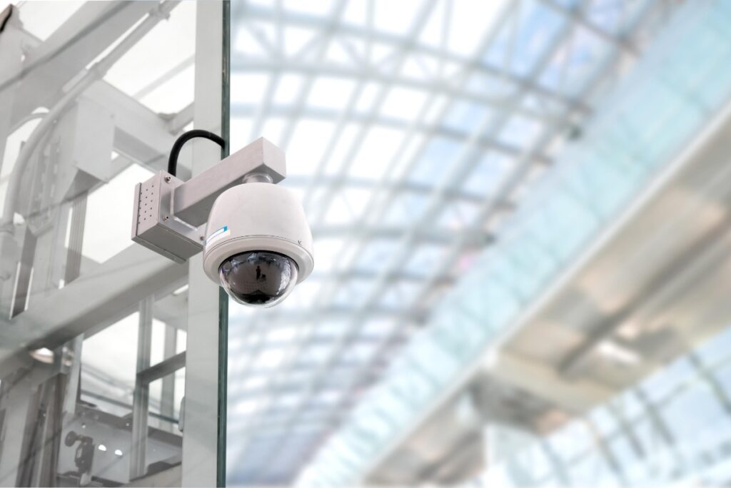 Une caméra de sécurité installée à l'intérieur d'une entreprise