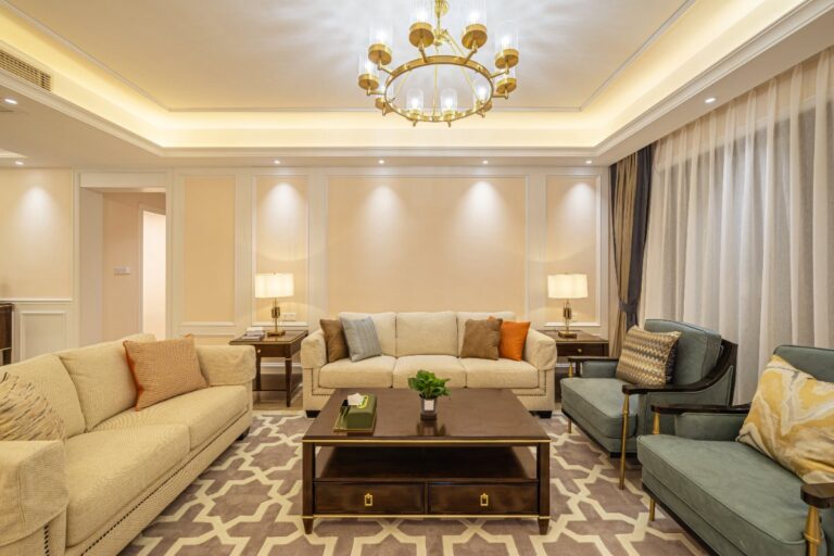 Un élégant salon avec du design intérieur moderne