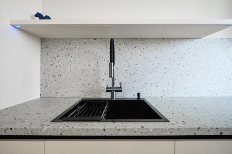 Cuisine moderne avec un évier noir