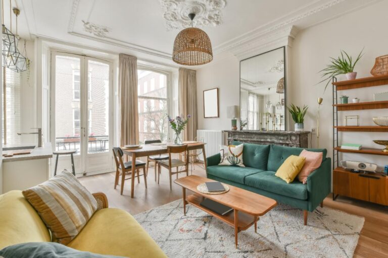 Intérieur d'un appartement cosy avec des meubles