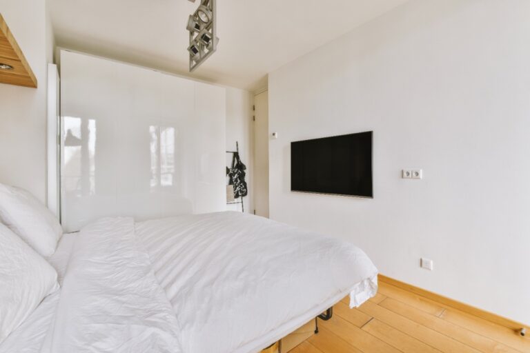 Intérieur d'une chambre moderne avec une télévision suspendue au mur