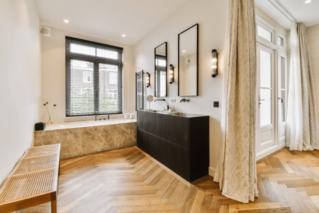 Intérieur d'une pièce moderne avec un baignoire installé sous la fenêtre