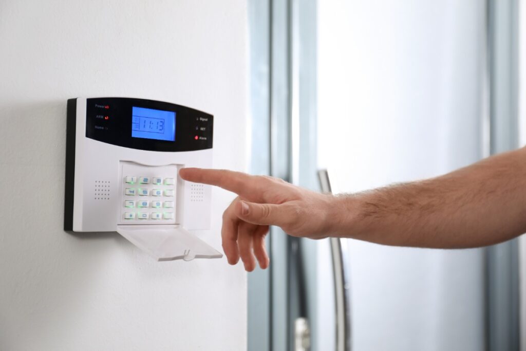 Main tapant un code de sécurité sur l'alarme