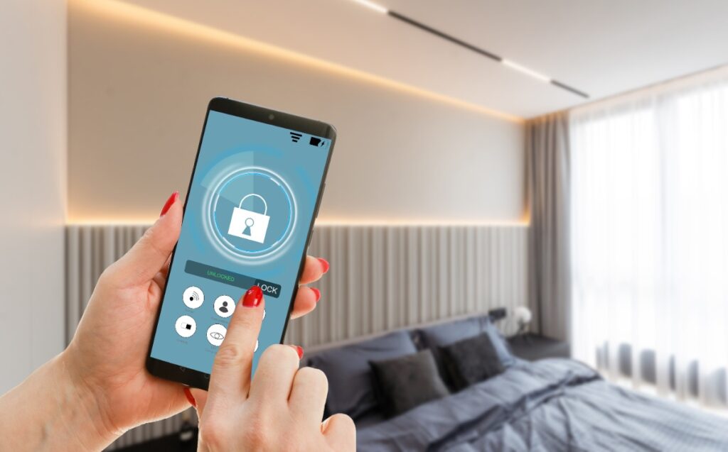 Main tenant un smartphone avec une commande de système de sécurité