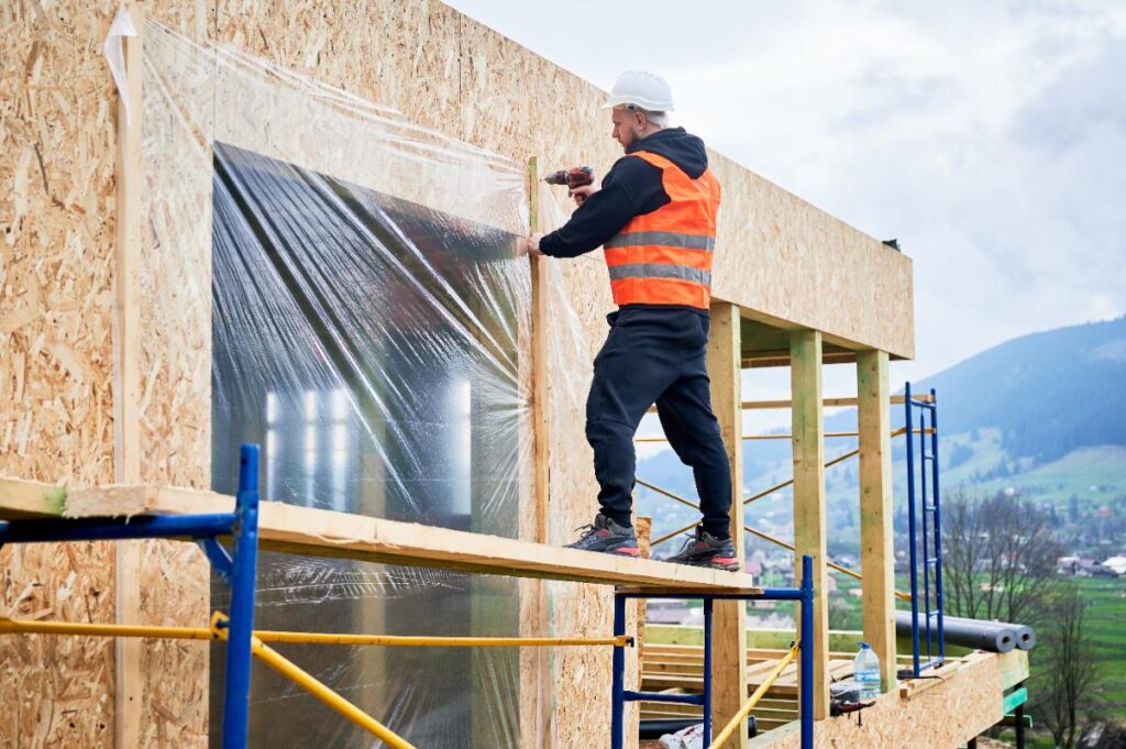 Un ouvrier en gilet de sécurité qui travaille pour une rénovation de maison
