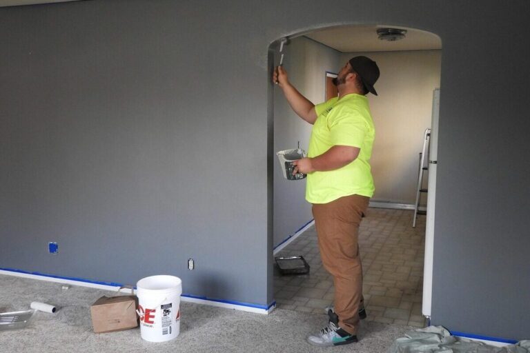 Ouvrier réalise des travaux de rénovation dans une maison
