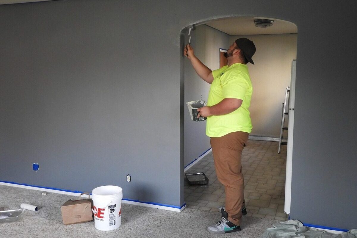 Ouvrier réalise des travaux de rénovation dans une maison