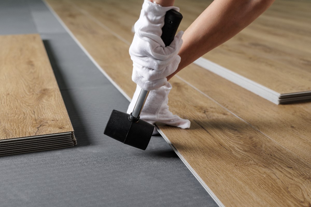 Une personne faisant un alignement du plancher