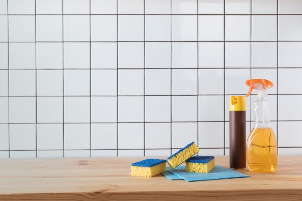 Des produits de nettoyage déposés sur le comptoir