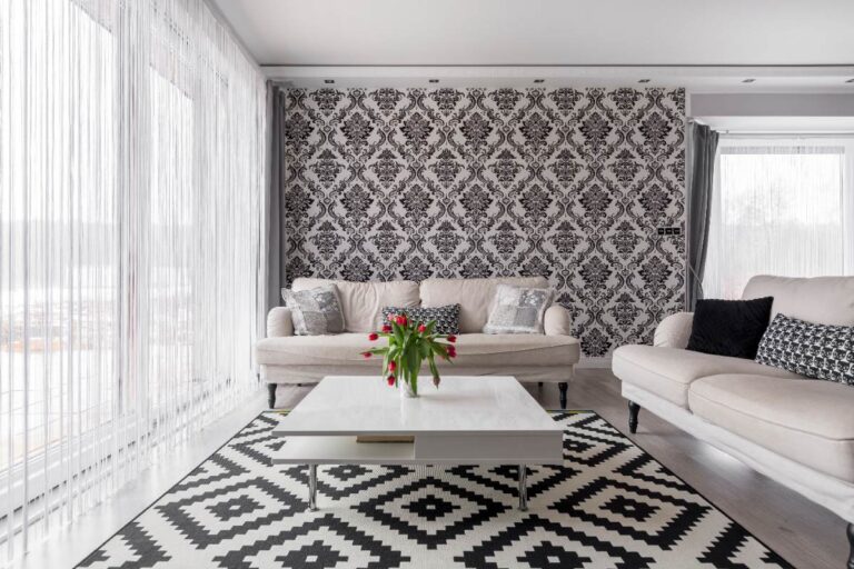 Un grant salon moderne avec des canapés et une table basse