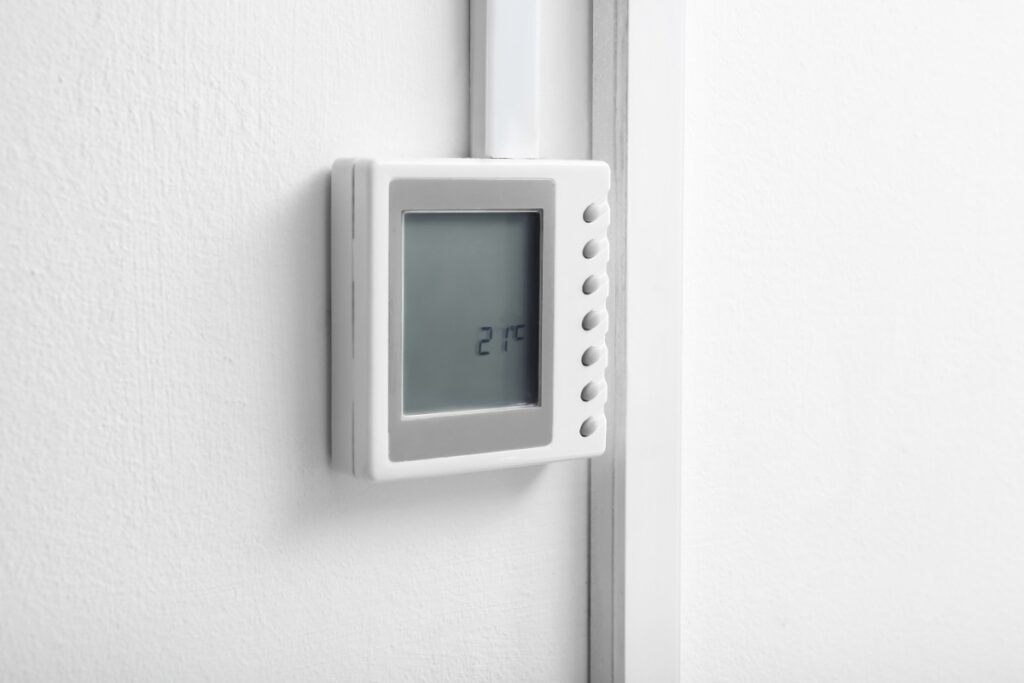 Un thermostat installé sur le mur