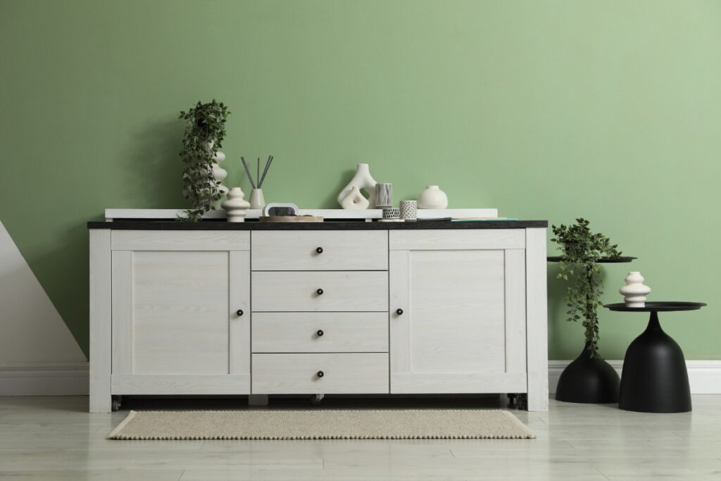 Un buffet blanc et décor différent près d'un mur