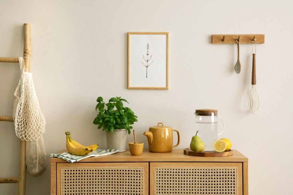 Un buffet installé dans la cuisine avec des ustensiles et des fruits