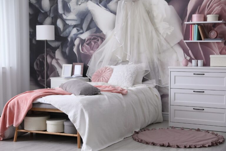 Une chambre élégante avec du papier peint floral sur le mur