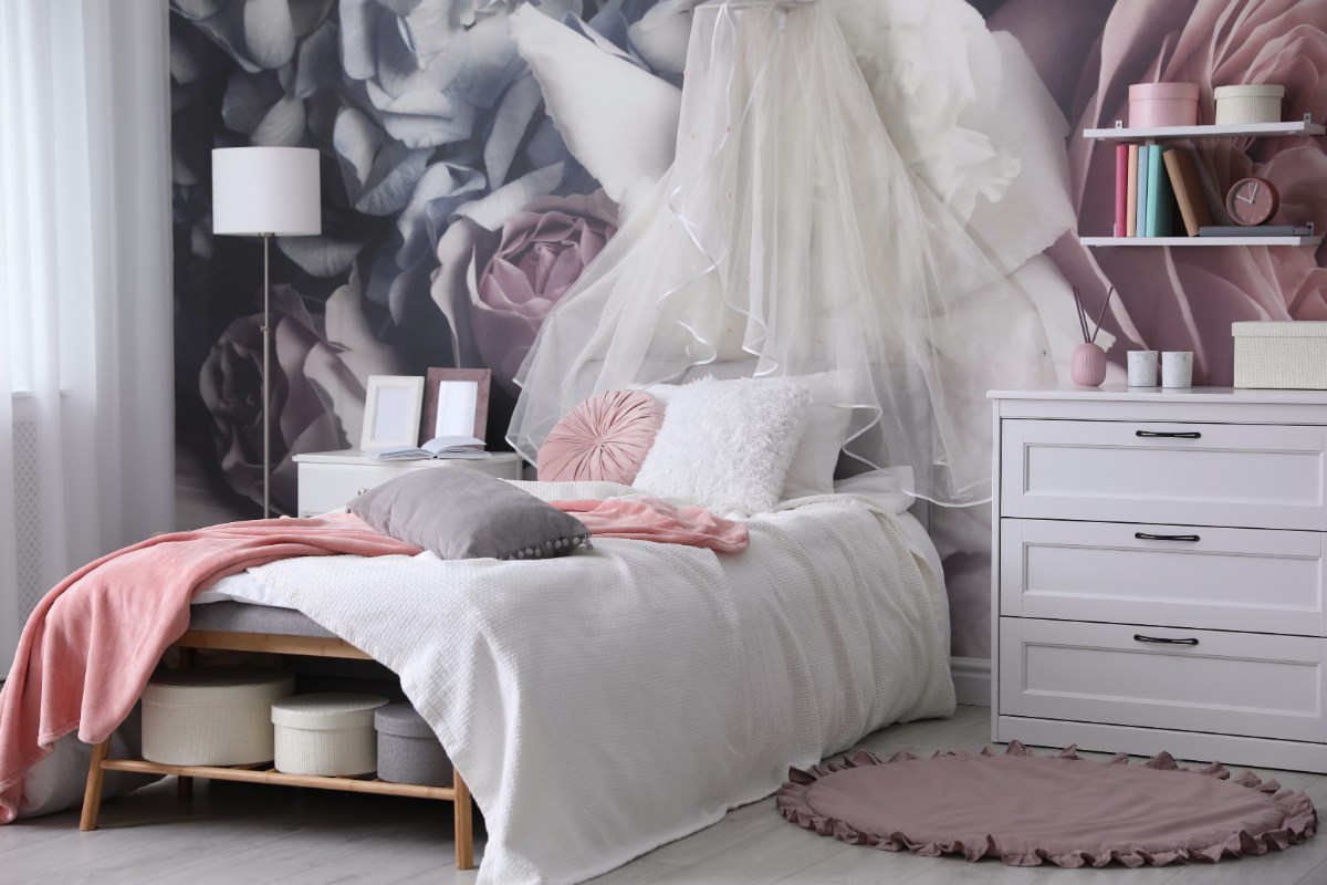 Une chambre élégante avec du papier peint floral sur le mur