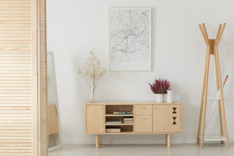 Design intérieur moderne avec un buffet en bois