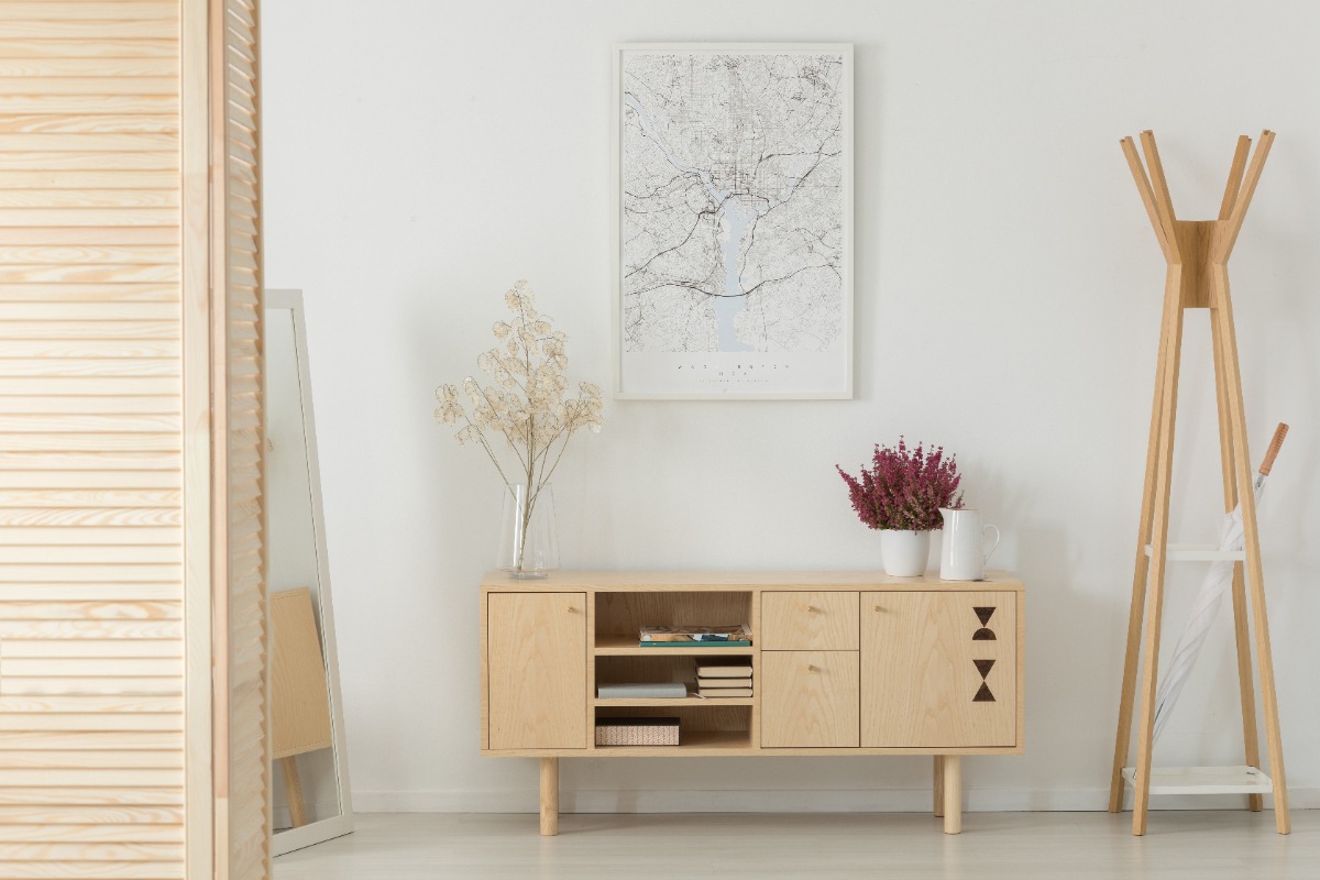 Design intérieur moderne avec un buffet en bois