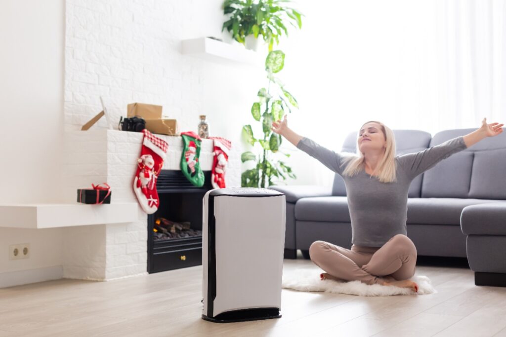 Une femme profitant de l'air frais grâce à un purificateur d'air