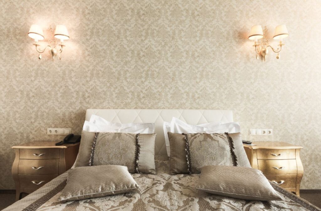 Un lit de luxe avec des oreillers et de design mural élégant
