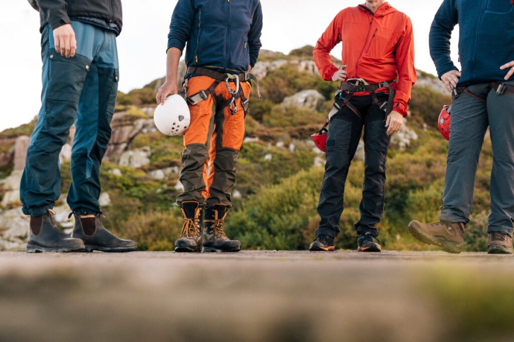 Des ouvriers portant des pantalons anti-coupures