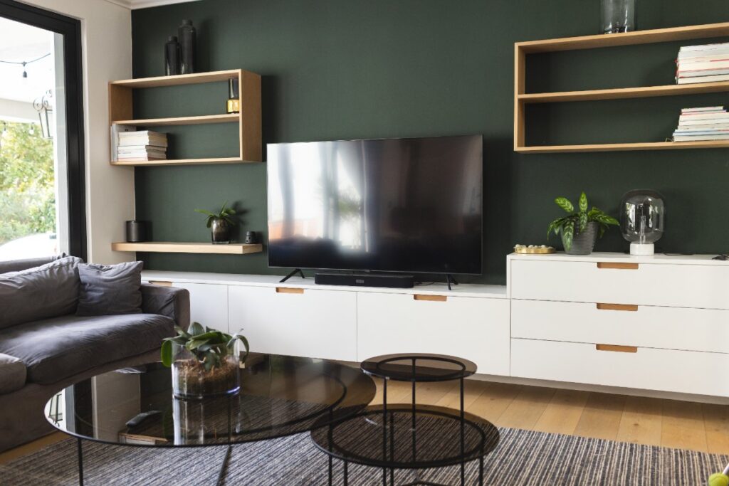 Un salon avec des meubles et une télévision installée