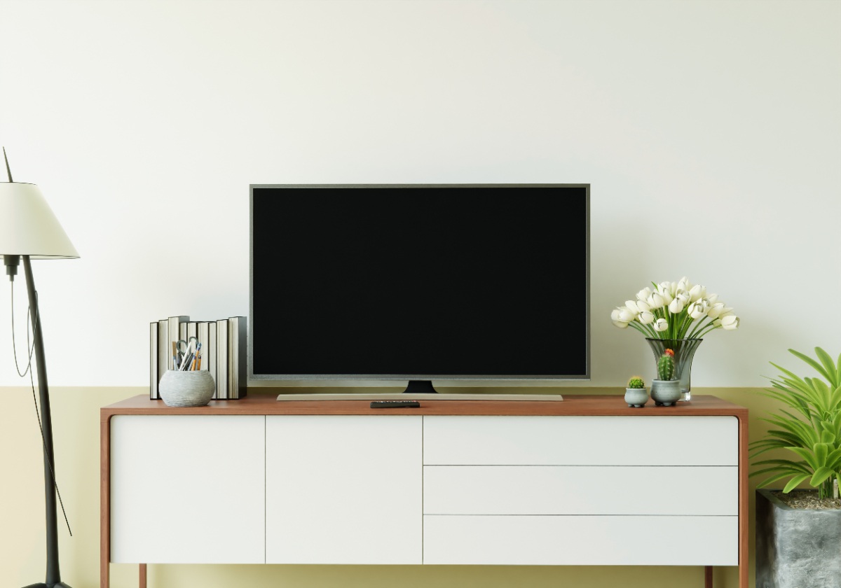 Une télévision placée sur un meuble en bois