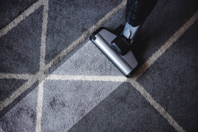 Aspirateur laveur pour nettoyer une moquette