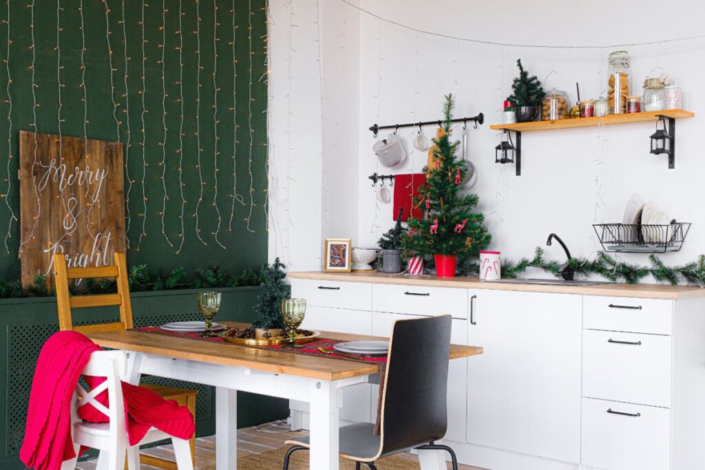 Une cuisine blanche intérieure avec décor de noël