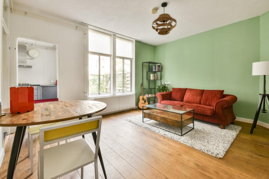 Design intérieur d'un salon moderne avec des murs verts et blancs