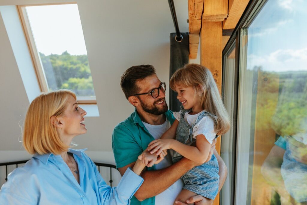 Une famille heureuse dans leur nouvelle maison